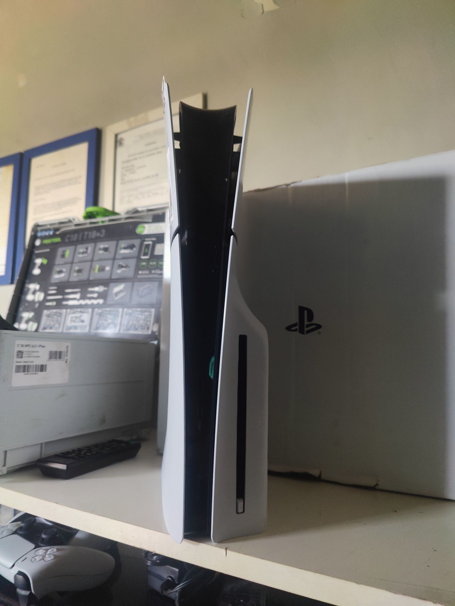 Sony Playstation 5 slim 2 контролера
+1 Контролер
+2 игри