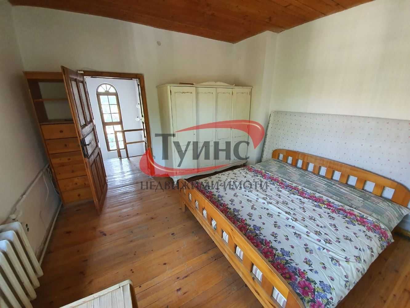 Двуетажна къща с басейн, двор - 556кв.м., с.Брестовица