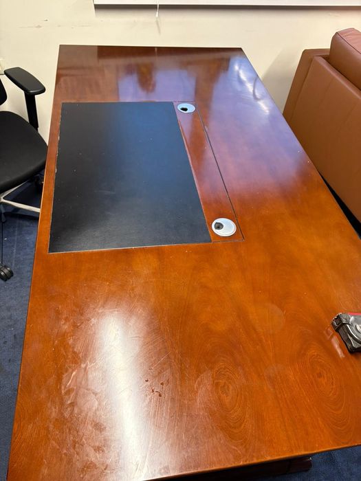 Масивно, кафяво бюро