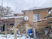 Продава селска къща с КЛАДЕНЕЦ на 15 км от града (обл. Шумен).