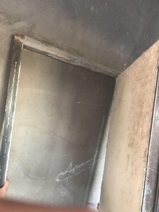 дверь перед входом в дом