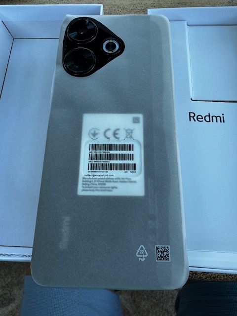 Продавам чисто нов Redmi 13 Midnight Black – 6GB RAM / 128GB ROM