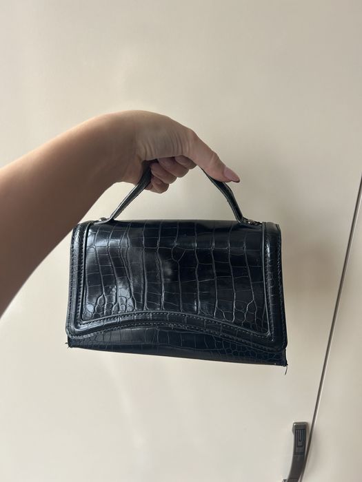 Черна лачена дамска чанта