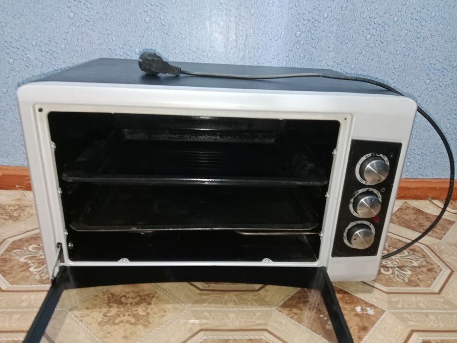 Продаётся духовка хорошо работает один месяц гарантия есть
