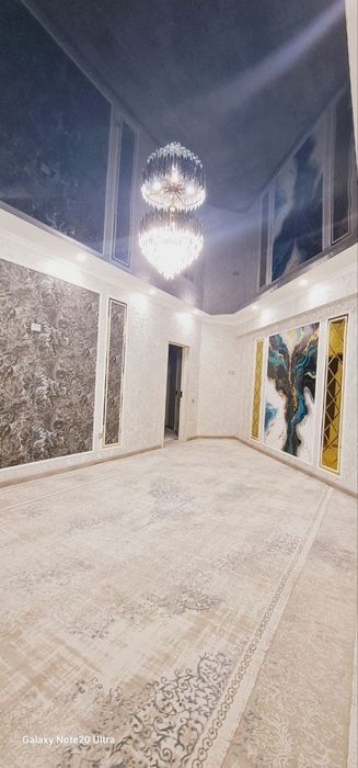 Xon Saroy domdan 4 xonali uy sotiladi.