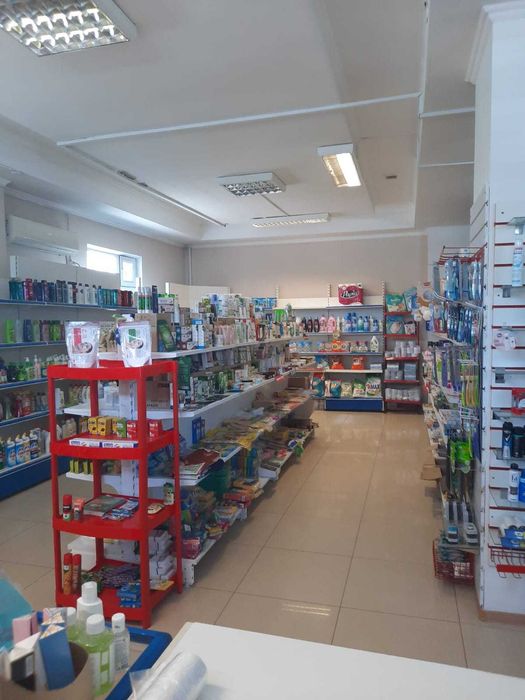 Продаются магазинные витрины/полки/стеллажи