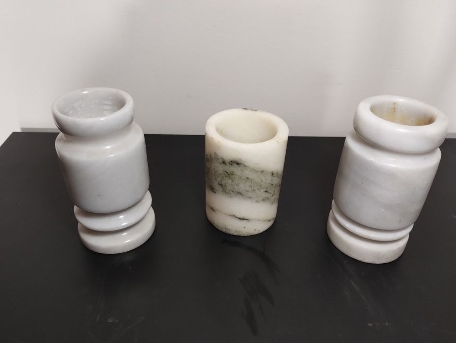 Красива малка ваза от мрамор.