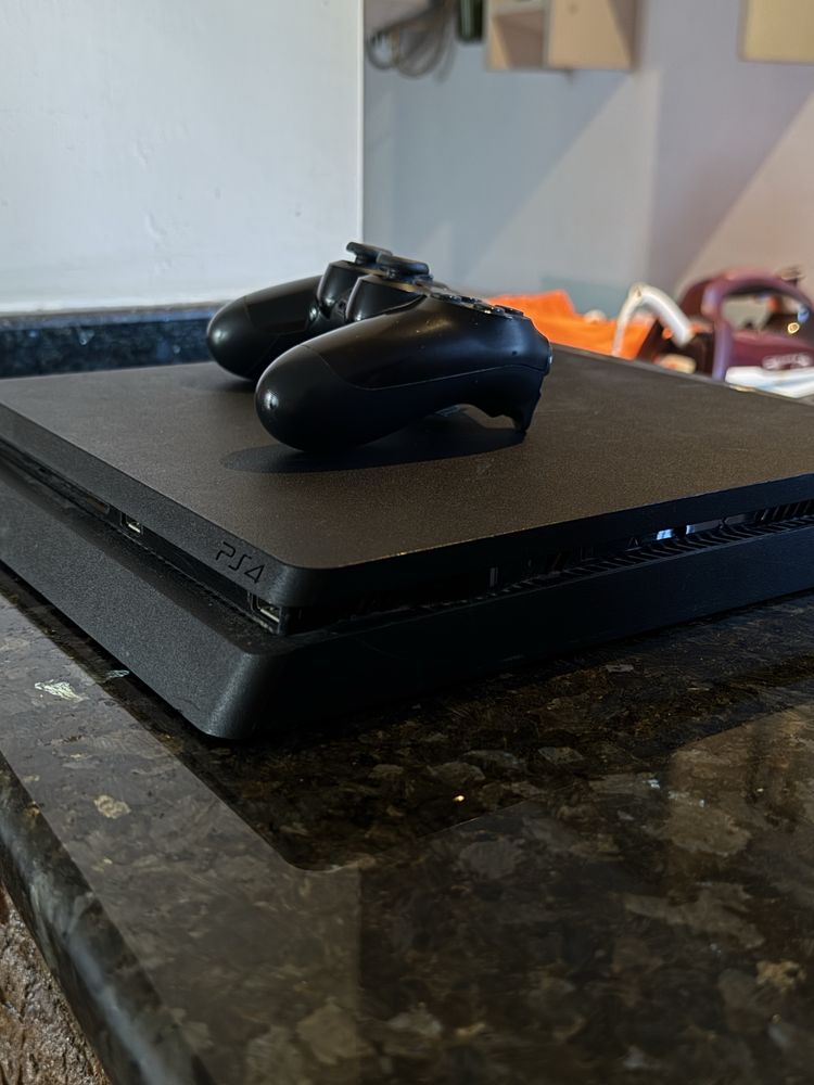 PS4 Slim 1TB. Перфектно състояние.