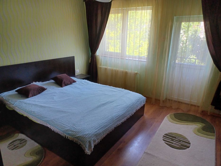 De vanzare vila S+P+1 ( 2 apartamente  tip duplex) 7camere, 2 băi.