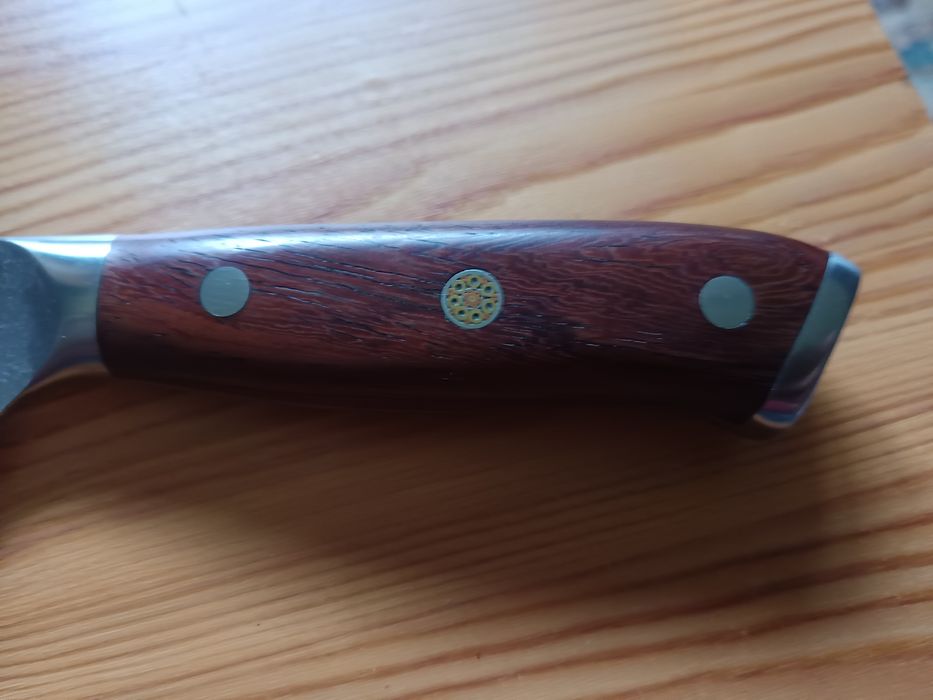 Vând cuțit oțel Damasc,absolut nou