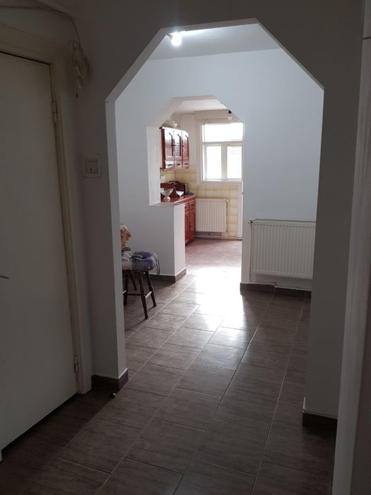 Vând apartament 3 camere + pivniță subsol