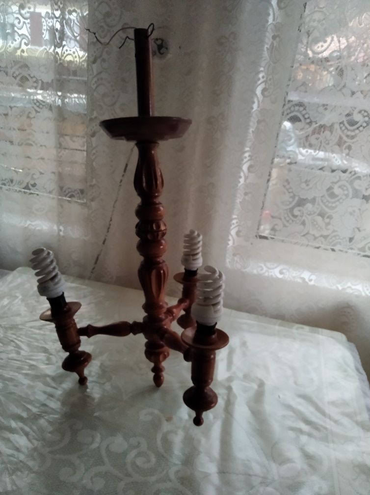 Vând sau schimb candelabru din lemn sculptat