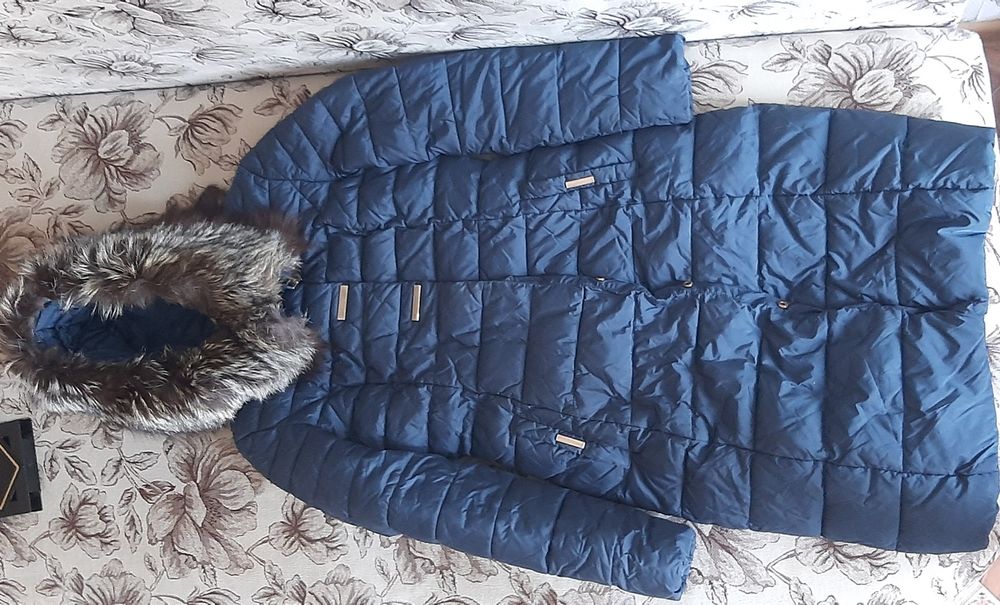 продам зимние женские куртки берёзовый и чёрный 42-46-44 размер