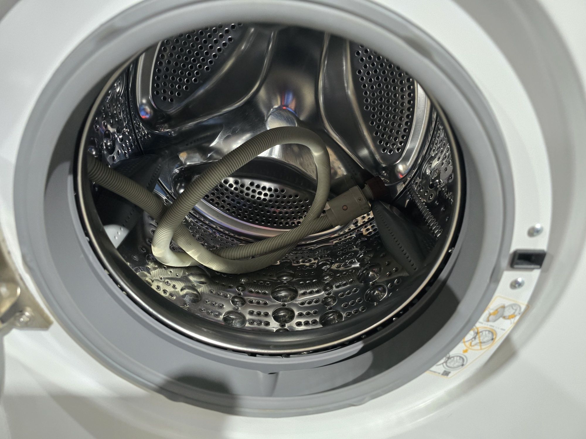 Инверторна direct drive пералня със сушилня LG 8/4