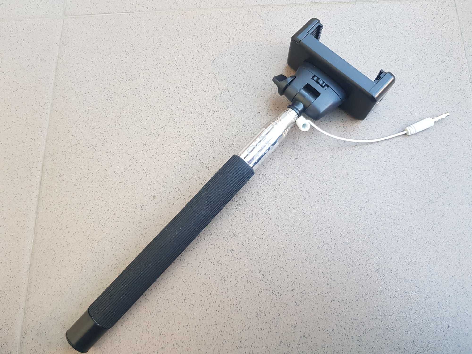 Selfie stick extensibil cu comanda