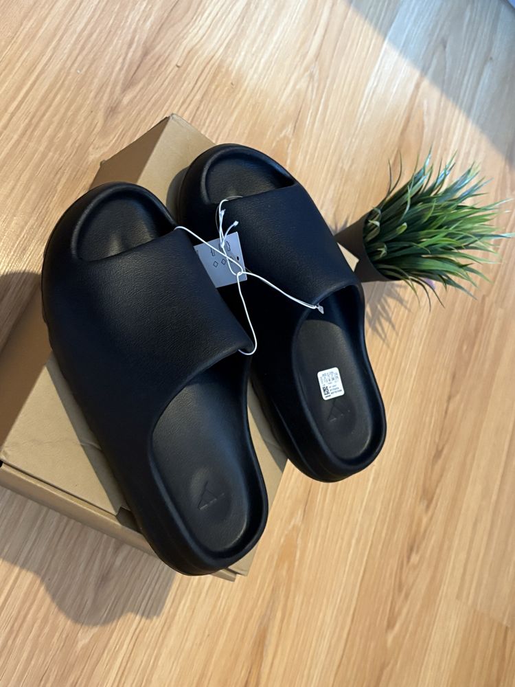 Yeezy slide onyx