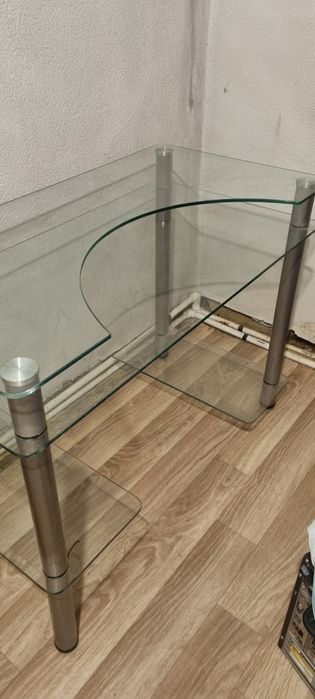 Продается стол компьютерный стеклянный