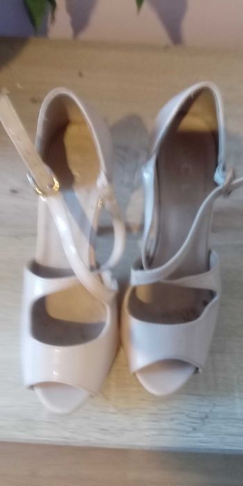 Sandale mărimea 36 noi purtate o singura data vind 20 l ei