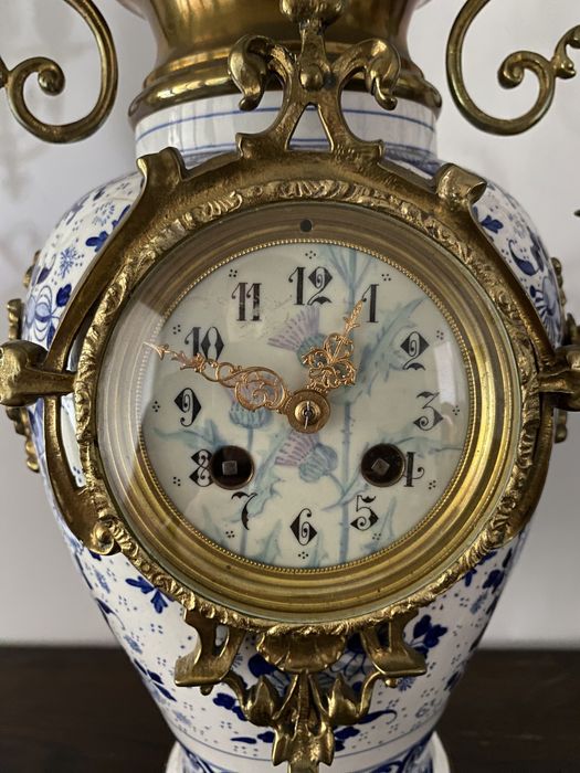 Античен колекционерски часовник с комплект свещници