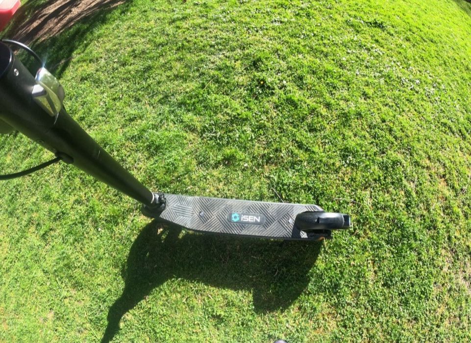 Vând trotineta electrica Isen X9 plus cu motor defect 

*)Trotinet