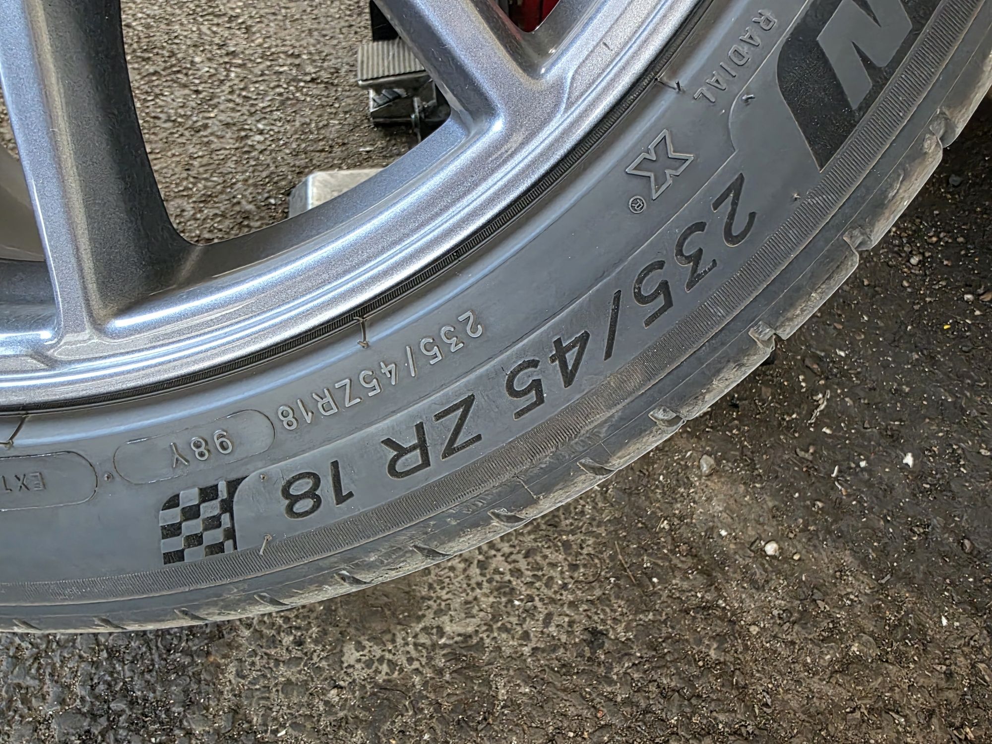 Продавам гуми 235 45 18