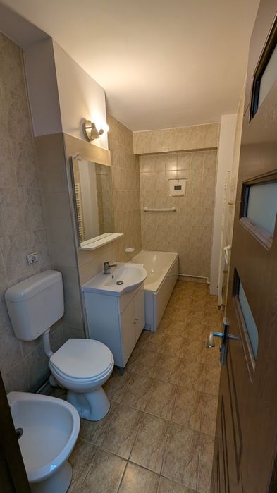 Vând apartament cu două dormitoare și sufragerie open space.