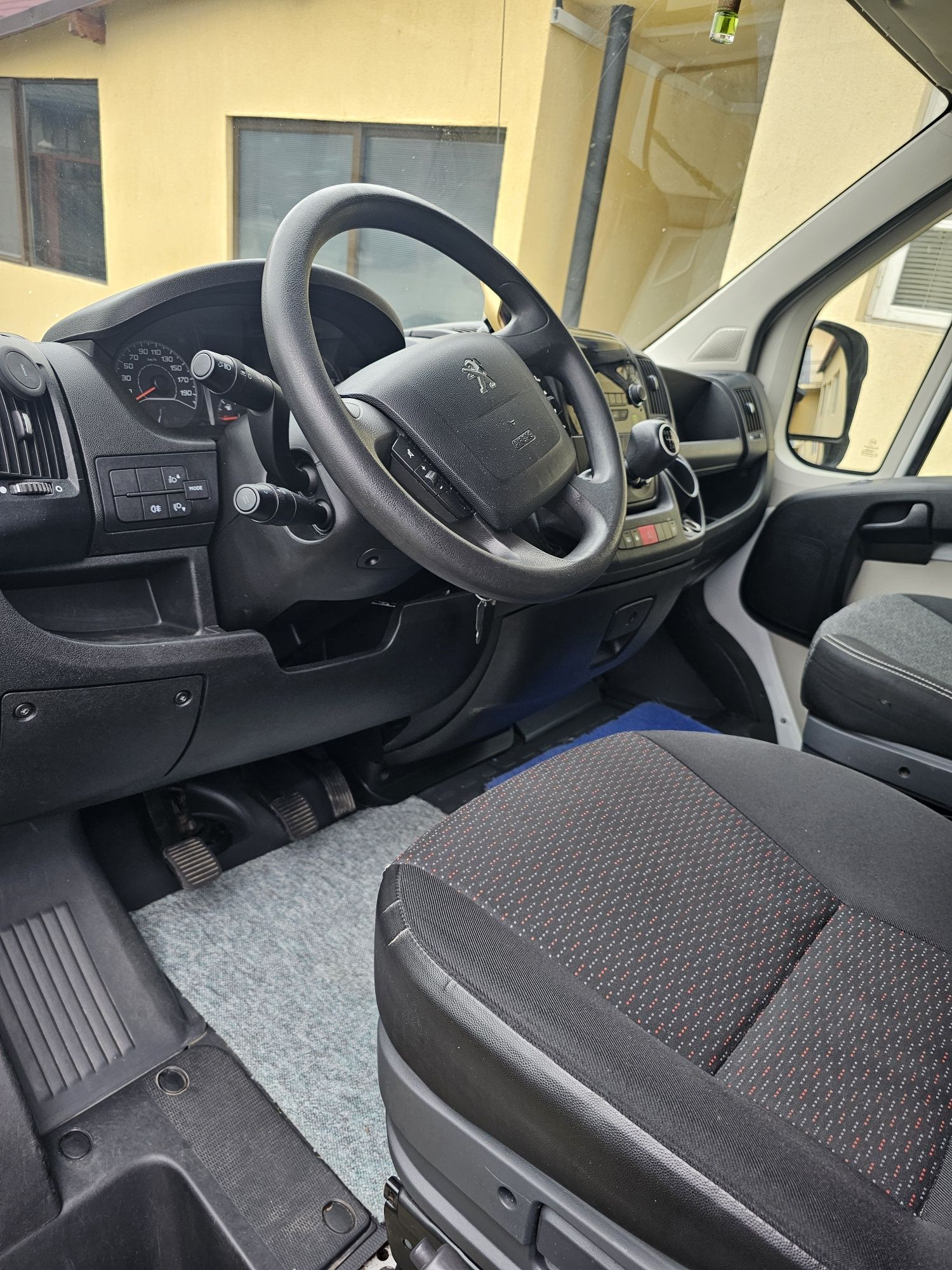 Vând Peugeot Boxer motor 3.0 Iveco, 2016 ,cu lift 750 kg!!!