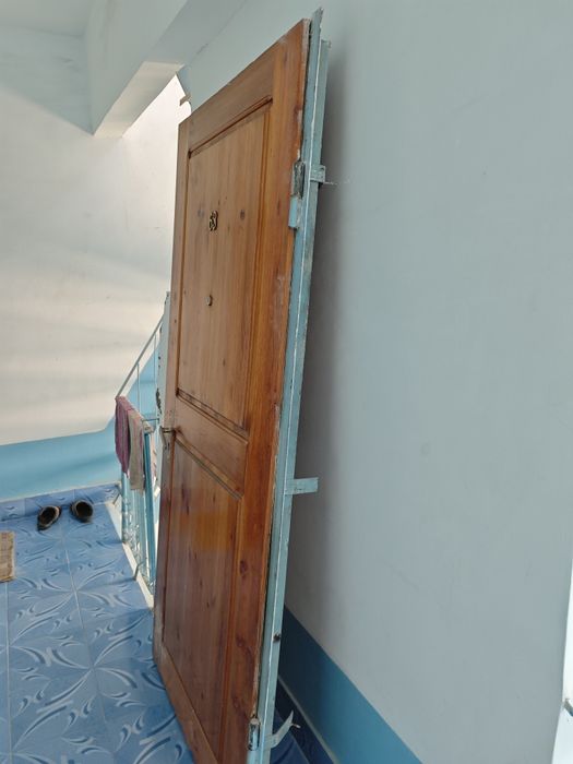 Железный дверь с деревянным покрытием