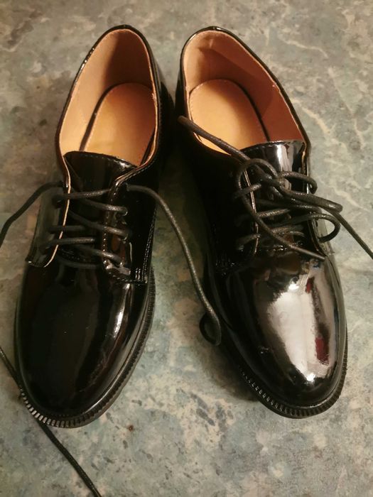 Pantofi noi, marime 35