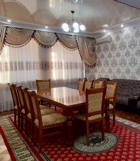 Стол - стулья , как новый , дсп дерево
