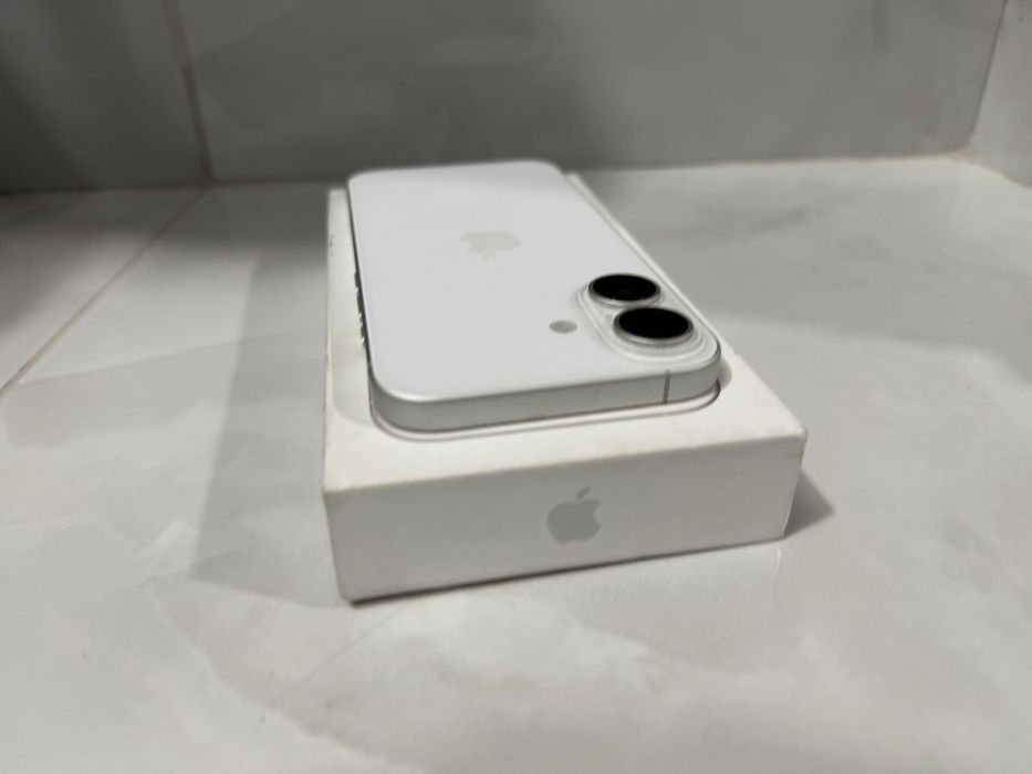 Iphone 16 / Alb / Ecran Fisurat/ 128Gb / 100% baterie