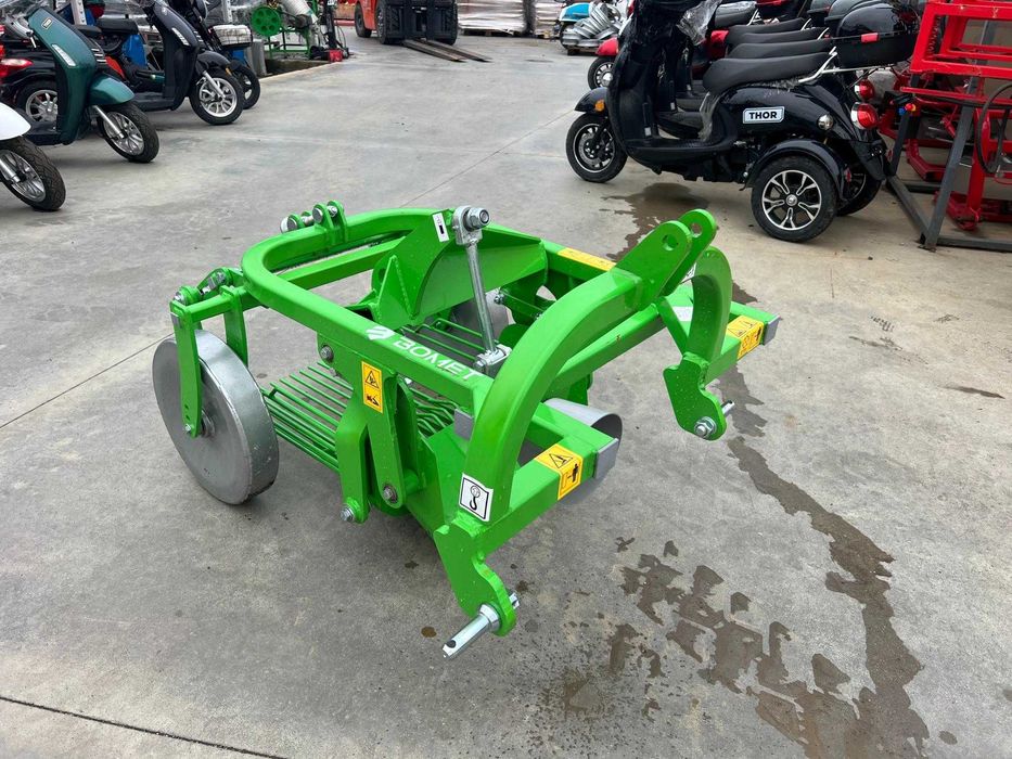 Utilaj nou recoltat cartofi, jug intr-o parte, lateral, spate Agramix