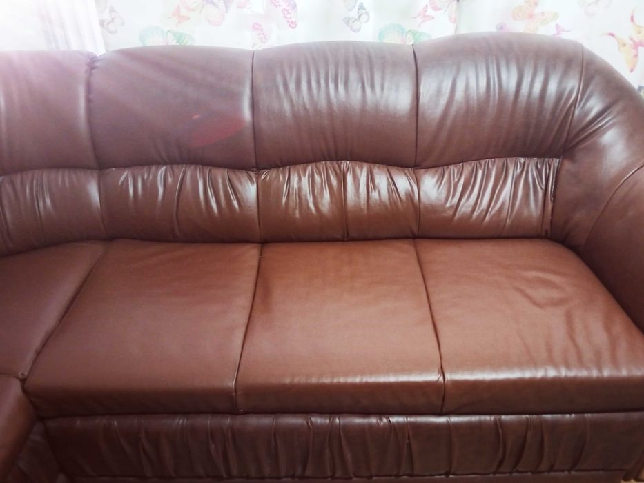 Colțar de piele bine întreținut