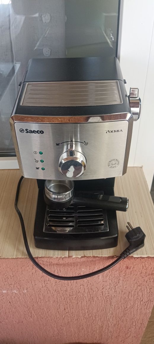Продавам кафемашина Saeco Poemia, много запазена.