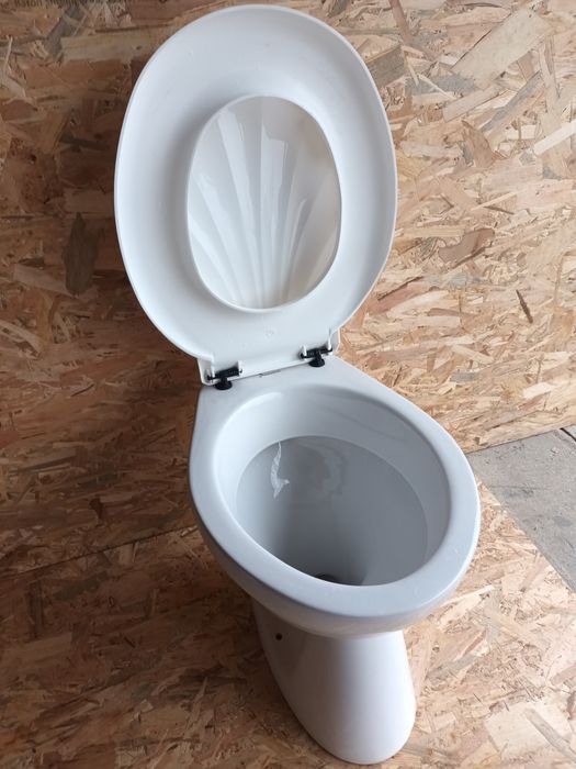 Wc   cu rezervor si capac