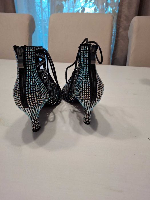 Ghetute/Pantofi dans noi marimea 37, talpa de dans toc 7 cm.