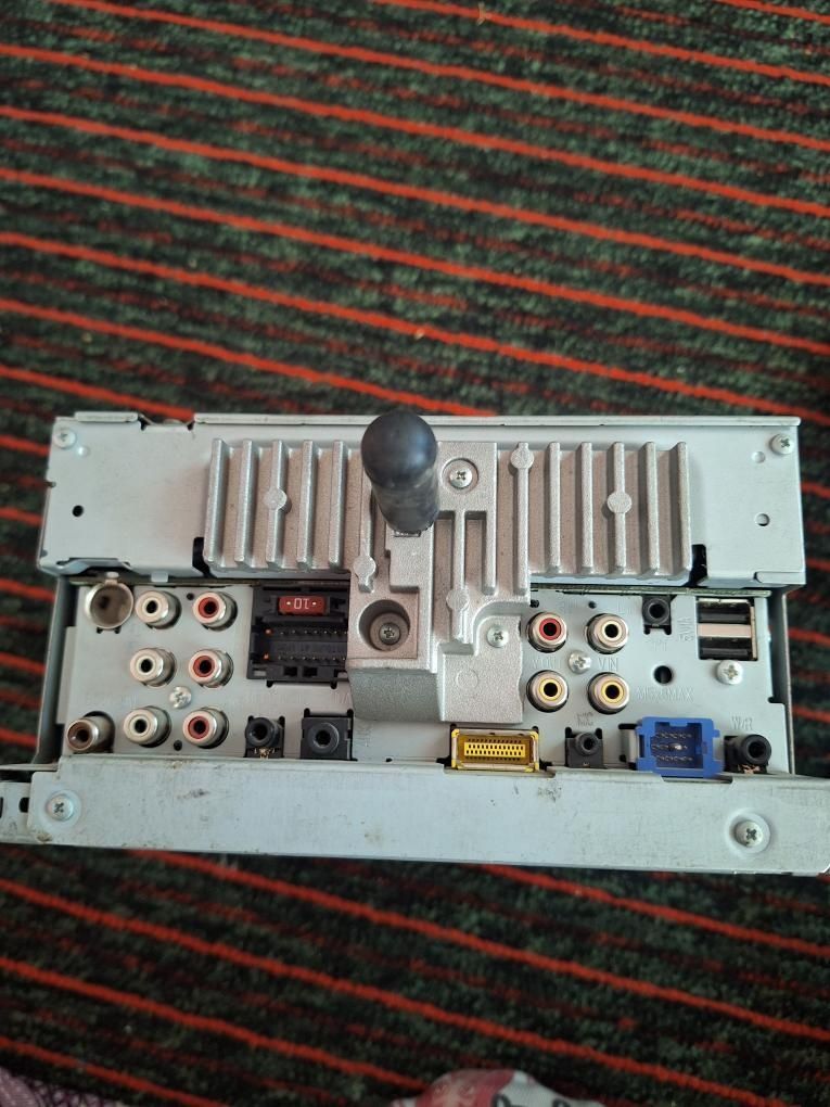 Pioneer AVH-P8450BT mafon sotiladi