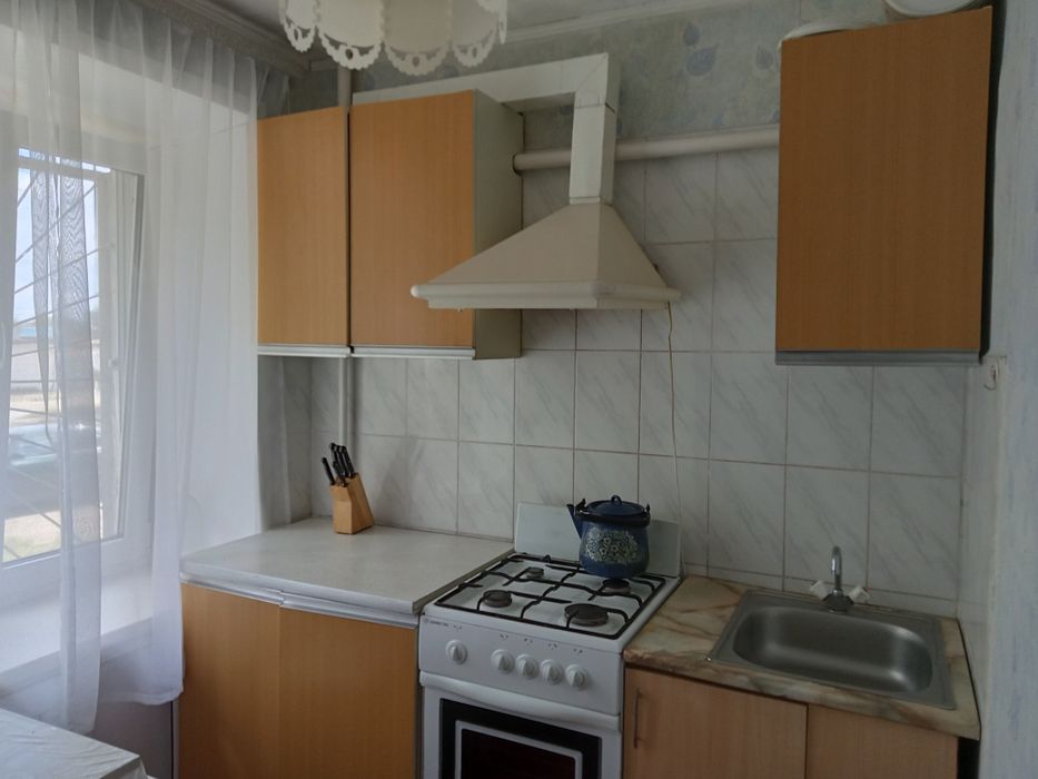 Продам 2х комнатную квартиру, 13 микрорайон, 1 этаж, мебелированную..