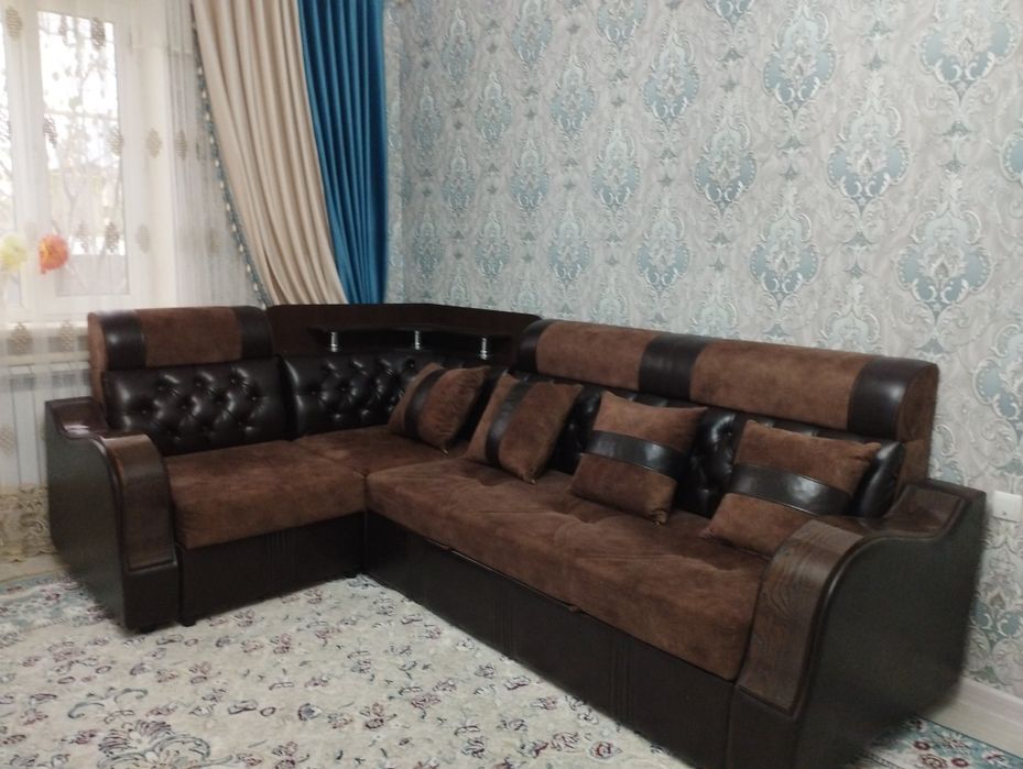 Диван с подушками
