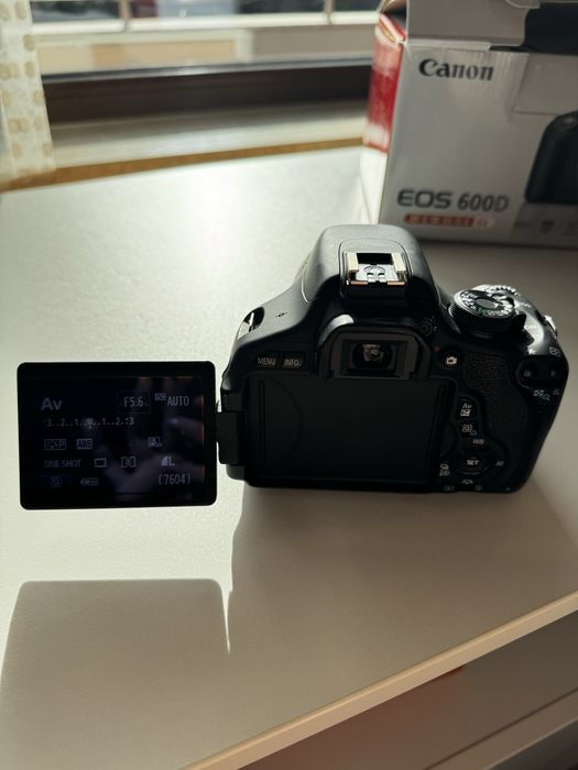 Canon EOS 600D + EF-S 18–55mm II китов обектив.