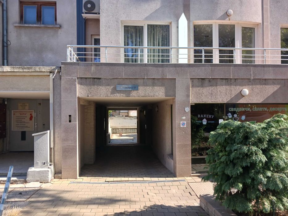 ПРОДАВАМ Гараж за два, три мотора