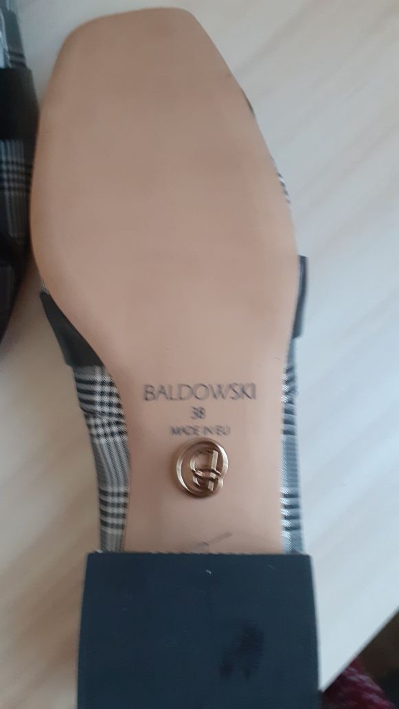 Обувки Baldowski чисто нови