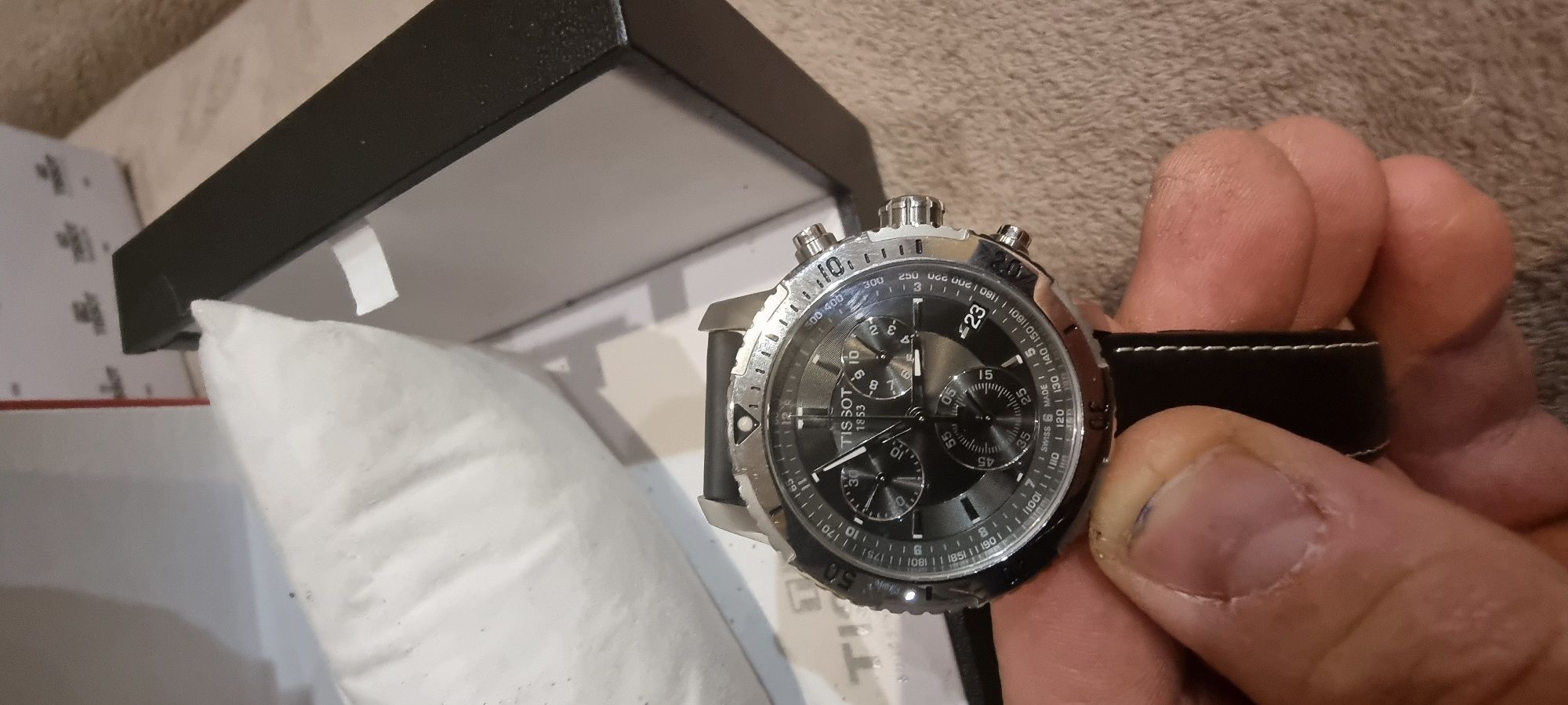 ЧАСОВНИК TISSOT Изполван много малко само по поводи!