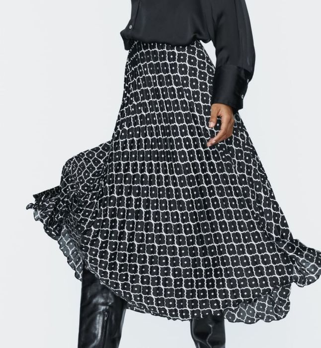 Продавам дамска плисирана пола