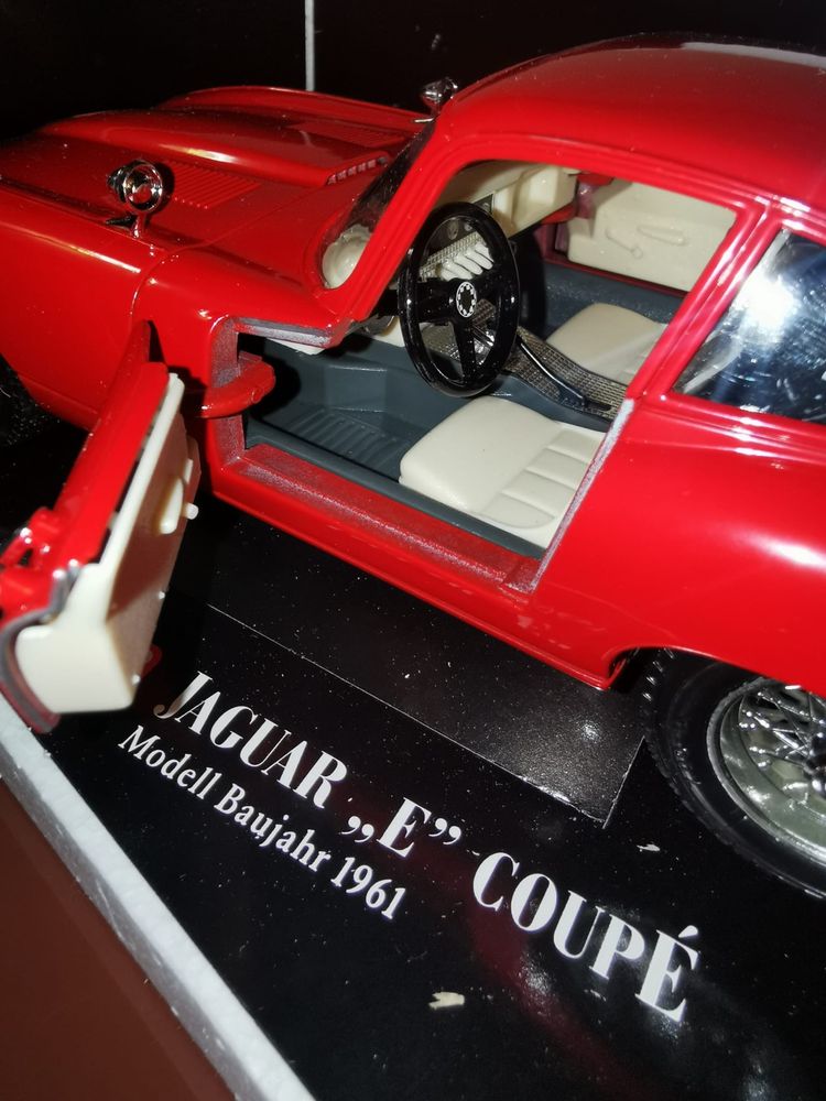 Фигура метална кола Ягуар Е Jaguar E Coupe ляти модели Burago 1:18 кол