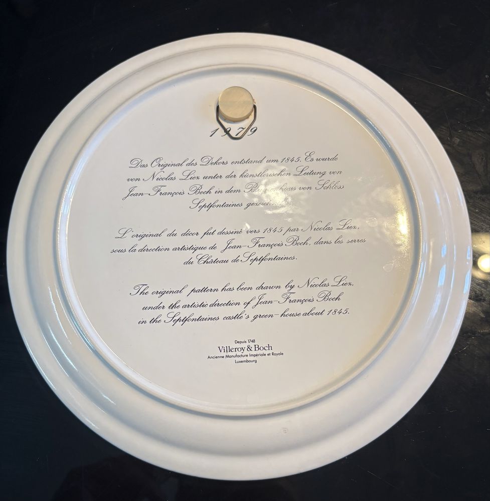Колекционерска чиния на Villeroy & Boch Camellia с ботанически мотив