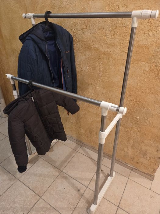 Вешалка напольная для одежды в хорошем состоянии