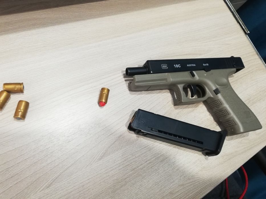 Продам игрушечный пистолет "Glock"
