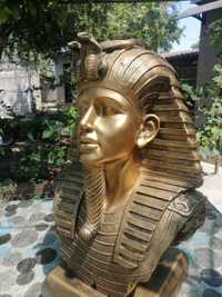 Статуя на египетския фараон Тутанкамон
