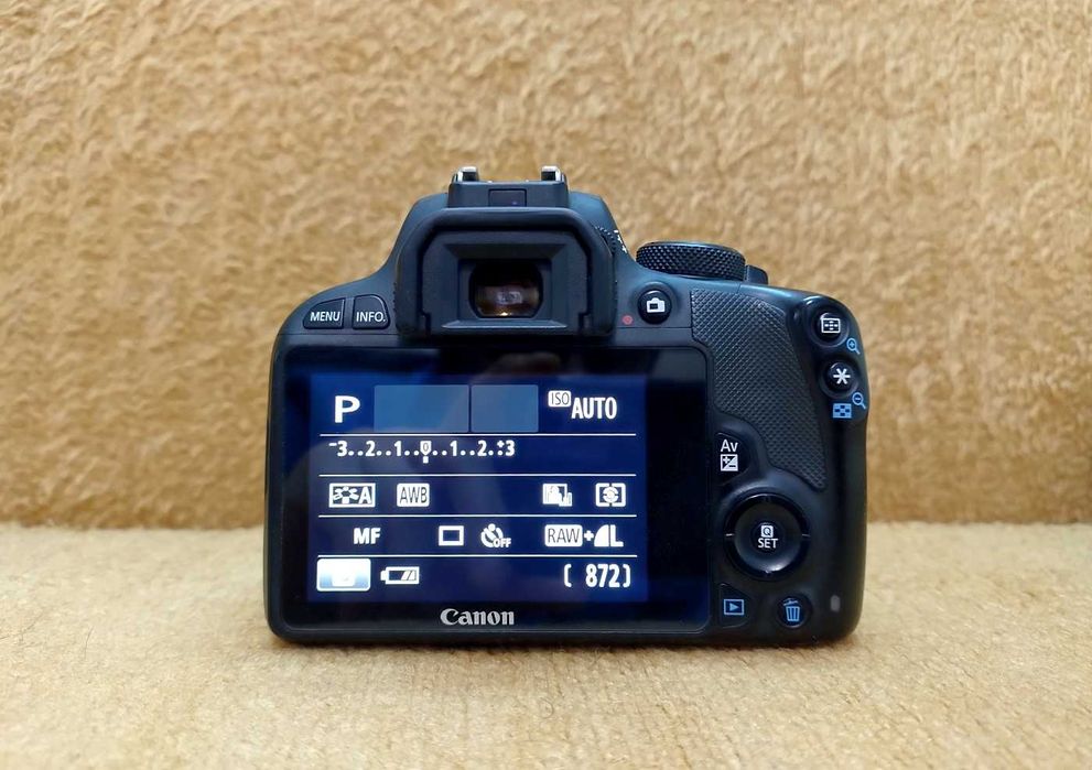 Vind Canon Eos 100D body, cel mai mic si usor DSLR din lume